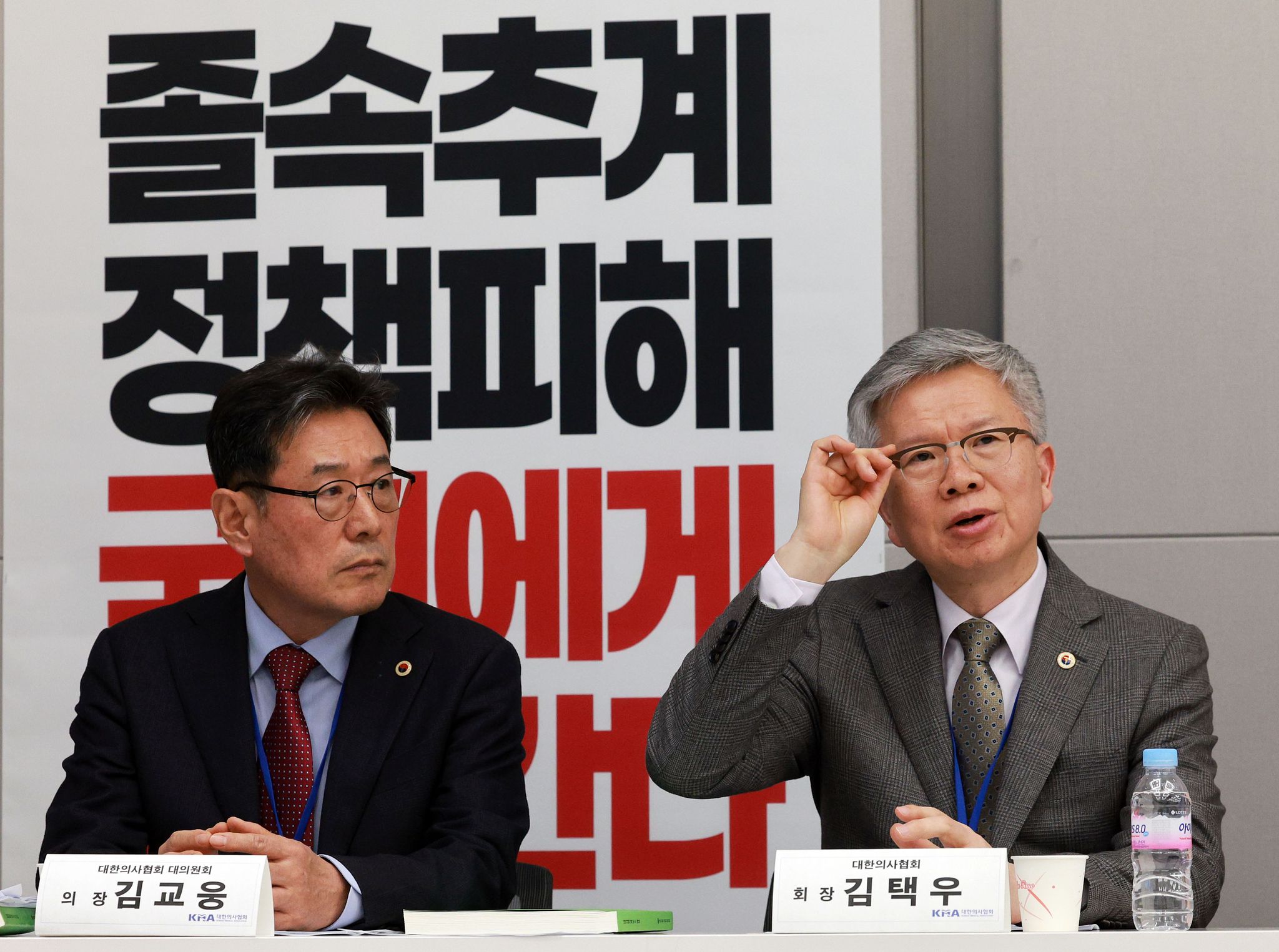 김택우 대한의사협회장(오른쪽)과 김교웅 대한의사협회 대의원회 의장이 지난달 28일 서울 용산구 대한의사협회 회관에서 열린 임시대의원총회에서 대화하고 있다. 연합뉴스