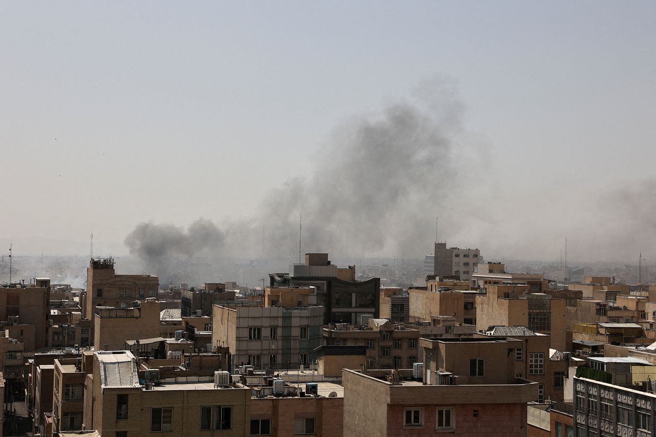 현지시간 28일, 이란 테헤란에서 이스라엘과 미국이 이란을 공격한 후 폭발로 인한 연기가 피어오르고 있다.로이터=연합뉴스