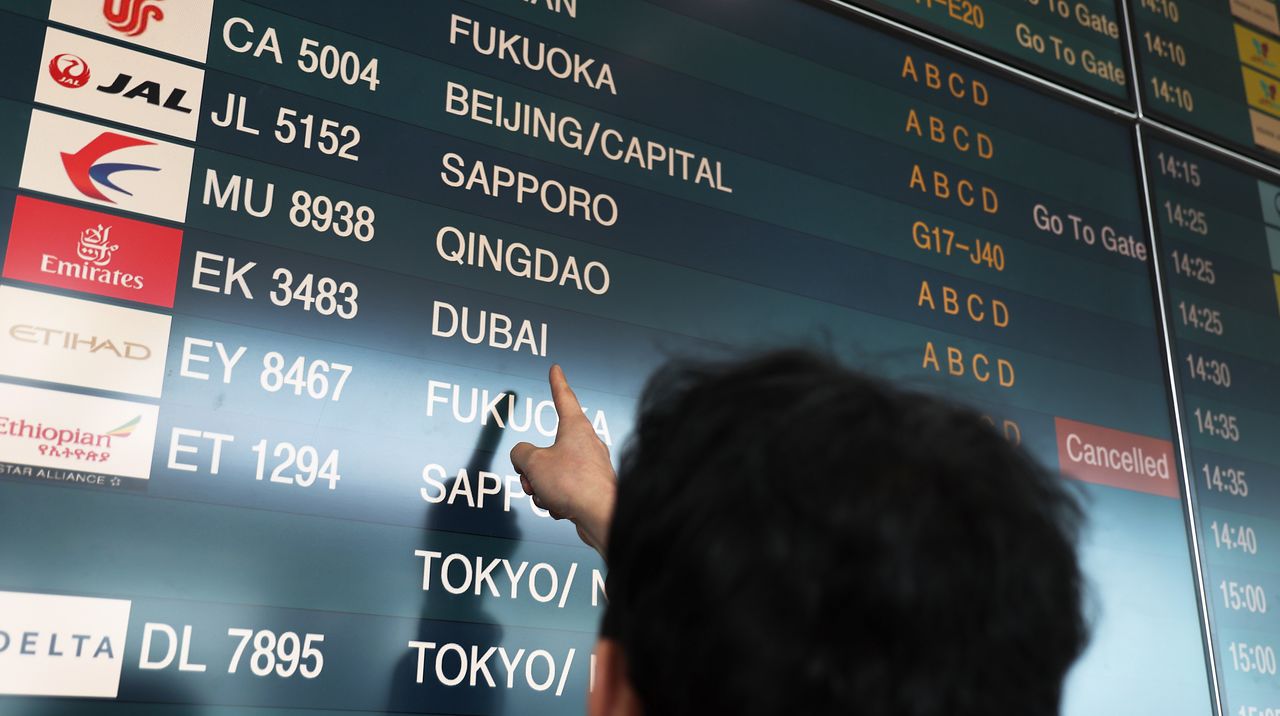 1일 인천공항에서 출발하는 두바이행 항공편이 결항됐다는 안내가 나오는 모습. 연합뉴스