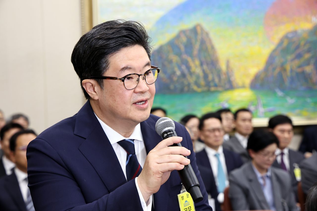 지난해 10월 국정감사에 증인으로 출석한 김병주 MBK파트너스 회장. 뉴스1. 