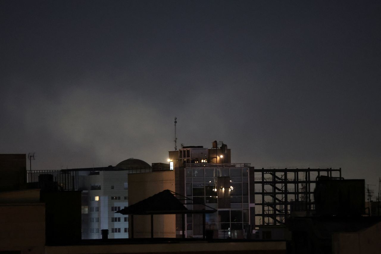 28일 이란 수도 테헤란에서 공습으로 인한 연기가 피어오르고 있다. 로이터=연합뉴스