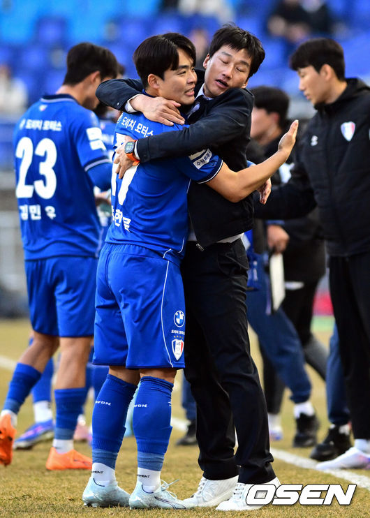 [OSEN=수원, 조은정 기자]수원 삼성의 '정효볼'이 K리그2 역대 최다 관중인24071명 앞에서 화려하게 막을 올렸다.수원은 28일오후 4시 30분 수원월드컵경기장에서 열린 하나은행 K리그2 2026 1라운드에서서울 이랜드를 상대로 2-1 역전승을 거뒀다.후반 수원 삼성 이정효 감독이 강현목의 역전골에 기뻐하고 있다. 2026.02.28 /cej@osen.co.kr