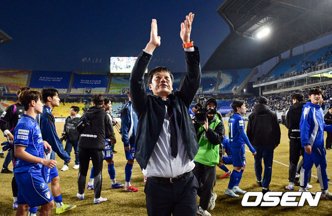 [OSEN=수원, 조은정 기자]수원 삼성의 '정효볼'이 K리그2 역대 최다 관중인24071명 앞에서 화려하게 막을 올렸다.수원은 28일오후 4시 30분 수원월드컵경기장에서 열린 하나은행 K리그2 2026 1라운드에서서울 이랜드를 상대로 2-1 역전승을 거뒀다.수원 삼성 이정효 감독이 관중석을 향해 박수를 보내고 있다.  2026.02.28 /cej@osen.co.kr