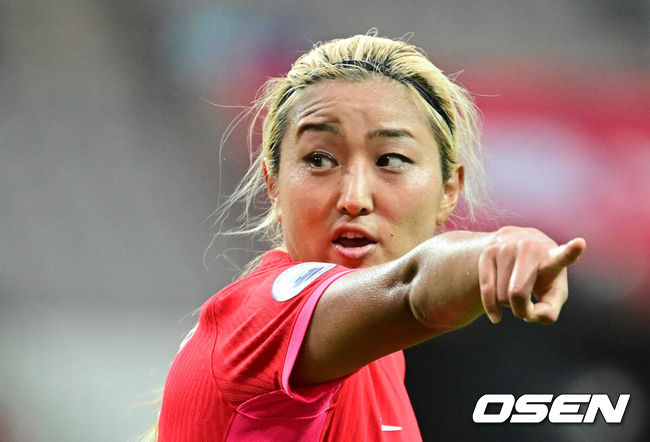 [OSEN=서울월드컵경기장, 지형준 기자] 대한민국 여자축구국가대표팀이 장슬기(29,인천 현대제철)의 환상적인 중거리 득점에 힘입어월드컵 출정식을 승리로 장식했다.콜린 벨 감독이 이끄는 대한민국 여자축구대표팀은 8일 오후 5시 서울월드컵경기장에서아이티 대표팀을 상대로 국가대표 친선전을 펼쳐 2-1로 승리했다.기분 좋은 승리를 거둔 한국은 기분 좋게2023 FIFA 여자 월드컵 호주·뉴질랜드에 나설 수 있게 됐다.후반 조소현이 동료선수에게 손짓하고 있다. 2023.07.08 /jpnews@osen.co.kr