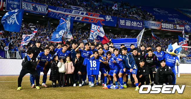 [OSEN=수원, 조은정 기자]수원 삼성의 '정효볼'이 K리그2 역대 최다 관중인24071명 앞에서 화려하게 막을 올렸다.수원은 28일오후 4시 30분 수원월드컵경기장에서 열린 하나은행 K리그2 2026 1라운드에서서울 이랜드를 상대로 2-1 역전승을 거뒀다.수원 삼성이 경기 종료 후 기념 촬영을 하고 있다. 2026.02.28 /cej@osen.co.kr