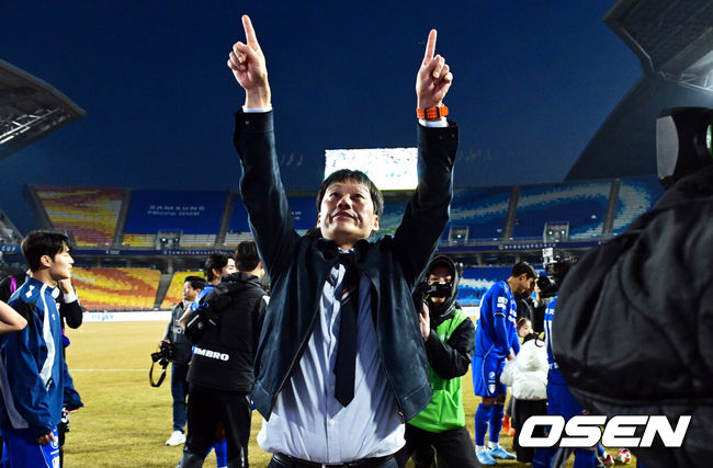 [OSEN=수원, 조은정 기자]수원 삼성의 '정효볼'이 K리그2 역대 최다 관중인24071명 앞에서 화려하게 막을 올렸다.수원은 28일오후 4시 30분 수원월드컵경기장에서 열린 하나은행 K리그2 2026 1라운드에서서울 이랜드를 상대로 2-1 역전승을 거뒀다.수원 삼성 이정효 감독이 관중석을 향해 손짓하고 있다. 2026.02.28 /cej@osen.co.kr