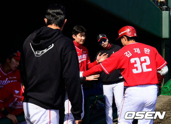 [OSEN=미야자키(일본), 지형준 기자] 28일 일본 미야자키현 오쿠라가하마소호 구장에서 SSG 랜더스와 일본프로야구 라쿠텐 골든이글스 2군과의 연습경기가 열렸다.SSG는 일본 미야자키 스프링캠프에서 연습경기 1패를 기록 중이다. 지난 25일 소프트뱅크 호크스 2군상대로 1.5군급 선수들이 출격한 가운데 1-9로 패했다.4회초 SSG 김재환이 중전 안타를 날리고 교체되며 동료선수들과 하이파이브를 하고 있다. 2026.02.28 /jpnews@osen.co.kr