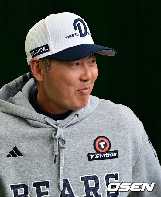 [OSEN=미야자키(일본), 지형준 기자] 27일 일본 미야자키 미야코노조 구장에서 두산 베어스가 훈련을 가졌다. 이날 예정된 일본프로야구 지바 롯데와의 구춘대회 경기는 우천으로 취소됐다.두산 김원형 감독이 훈련을 지켜보고 있다. 2026.02.27 /jpnews@osen.co.kr