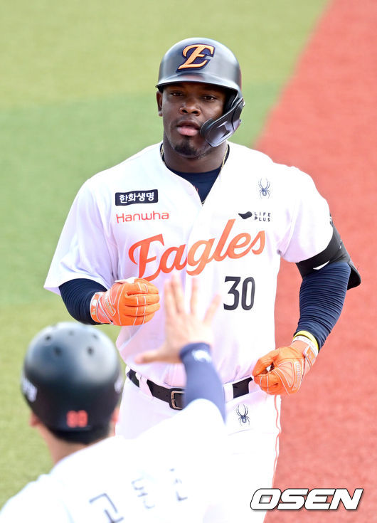 [OSEN=오키나와(일본), 최규한 기자] 2026 WBC(월드베이스볼클래식)를 준비하는 대한민국 야구 대표팀이 23일 일본 오키나와 가데나 야구장에서 프로야구 한화 이글스와 연습경기를 펼쳤다. 야구 대표팀은 오키나와에서 국내 팀들과 6차례 연습경기를 치르며 전력을 끌어올릴 예정이다.5회말 1사 3루 상황 한화 페라자가 역전 1타점 적시타를 날리고 1루에 안착하고 있다. 2026.02.23 / dreamer@osen.co.kr