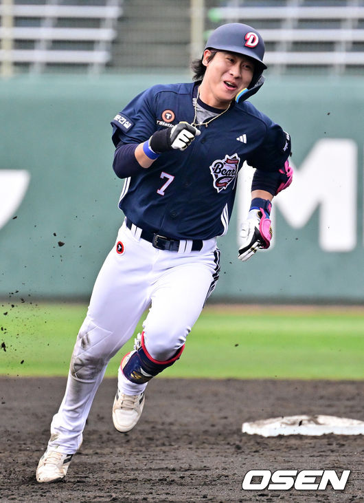 [OSEN=미야자키(일본), 지형준 기자] 두산 베어스가 25일 일본 미야자키 산마린 스타디움에서 일본프로야구 세이부 라이온스와의 구춘대회 첫 경기를 가졌다.호주 시드니 블랙타운 야구장에서 체력 및 전술 훈련 위주의1차 캠프를 마친 두산은 미야자키에서 '구춘대회'포함7차례 연습경기를 치른다.3회초 1사에서 두산 박찬호가 3루타를 날리며 기뻐하고 있다. 2026.02.25 /jpnews@osen.co.kr