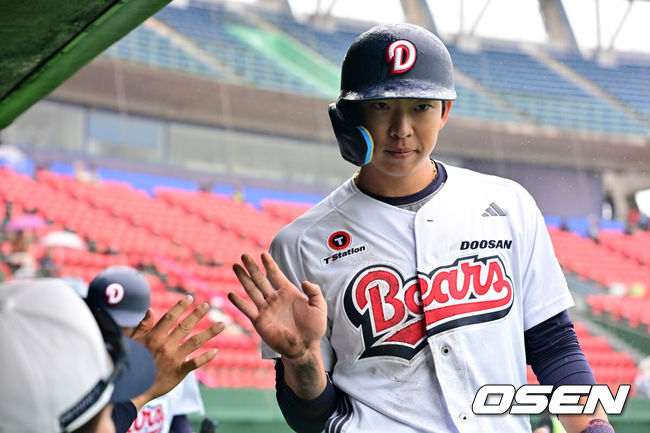 [OSEN=미야자키(일본), 지형준 기자] 26일 일본 미야자키 산마린 스타디움에서 두산 베어스와 롯데 자이언츠의 구춘대회 경기가 열렸다.두 팀의 맞대결은 롯데가 6-2로 앞선 3회말 악천후로 인해 노게임 선언됐다.1회말 1사 만루에서 두산 김민석이 강승호의 2타점 적시타에 홈을 밟고 동료선수들과 하이파이브를 하고 있다. 2026.02.26 /jpnews@osen.co.kr