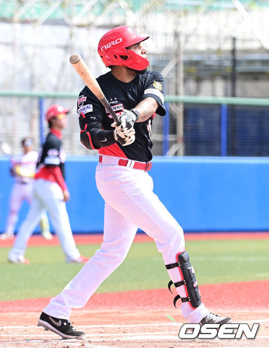 [OSEN=오키나와(일본), 최규한 기자] 2026 WBC(월드베이스볼클래식)를 준비하는 대한민국 야구 대표팀이 24일 일본 오키나와 가데나 야구장에서 프로야구 KIA 타이거즈와 연습경기를 펼쳤다. 야구 대표팀은 오키나와에서 국내 팀들과 6차례 연습경기를 치르며 전력을 끌어올릴 예정이다.1회초 2사 2루 상황 KIA 해럴드 카스트로가 선제 우월 투런포를 날리고 있다. 2026.02.24 / dreamer@osen.co.kr