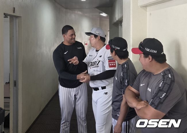 [OSEN=오키나와, 한용섭 기자]프로야구 KT 위즈와 LG 트윈스가 1일 일본 오키나와현 구시가와 구장에서 연습경기를 갖는다. 경기 전 KT 유니폼을 입은 김현수가 LG 유니폼을 입은 외국인 투수 요니 치리노스와 반갑게 인사하고 포옹을 했다./orange@osen.co.kr