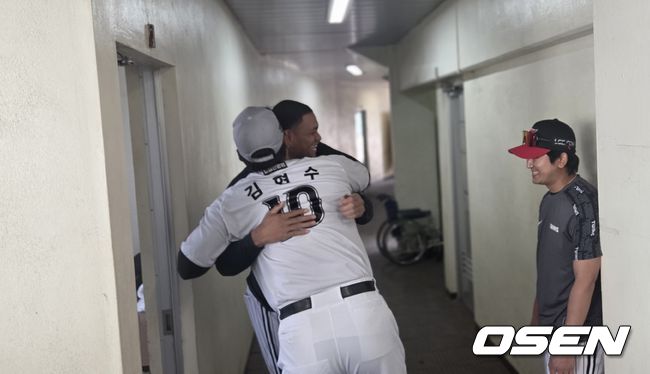 [OSEN=오키나와, 한용섭 기자]프로야구 KT 위즈와 LG 트윈스가 1일 일본 오키나와현 구시가와 구장에서 연습경기를 갖는다. 경기 전 KT 유니폼을 입은 김현수가 LG 유니폼을 입은 외국인 투수 요니 치리노스와 반갑게 인사하고 포옹을 했다./orange@osen.co.kr