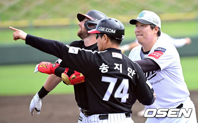 [OSEN=오키나와(일본), 최규한 기자] 1일 일본 오키나와 구시가와 야구장에서 프로야구 KT 위즈와 LG 트윈스의 연습경기가 열렸다.이날 경기에서 KT는 오원석, LG는 요니 치리노스를 선발로 내세웠다.4회초 2사 주자없는 상황 LG 오스틴이 안타를 날리고 1루에 안착하자 KT 1루수 김현수가 장난을 치고 있다. 2026.03.01 / dreamer@osen.co.kr