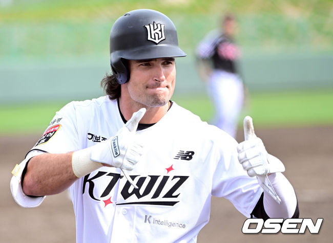 [OSEN=오키나와(일본), 최규한 기자] 1일 일본 오키나와 구시가와 야구장에서 프로야구 KT 위즈와 LG 트윈스의 연습경기가 열렸다.이날 경기에서 KT는 오원석, LG는 요니 치리노스를 선발로 내세웠다.5회말 1사 2루 상황 KT 새 외국인타자 적시타를 날린 뒤 교체되며 동료들과 인사를 나누고 있다. 2026.03.01 / dreamer@osen.co.kr