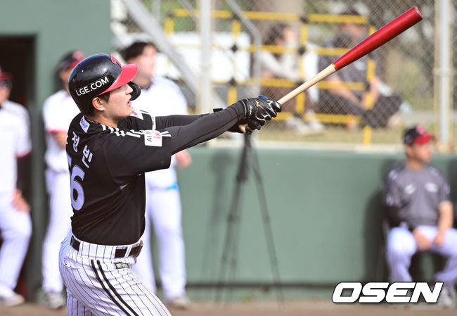 [OSEN=오키나와(일본), 최규한 기자] 1일 일본 오키나와 구시가와 야구장에서 프로야구 KT 위즈와 LG 트윈스의 연습경기가 열렸다.이날 경기에서 KT는 오원석, LG는 요니 치리노스를 선발로 내세웠다.8회초 무사 선두타자로 나선 LG 문정빈이 추격의 중월 솔로포를 날리고 있다. 2026.03.01 / dreamer@osen.co.kr