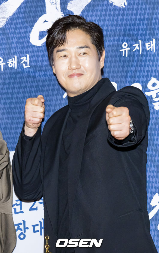 [OSEN=박준형 기자] 27일 오후 서울 잠실 롯데시네마 월드타워 씨네파크에서 영화 ‘왕과 사는 남자’ VIP 시사회가 진행됐다.배우 유해진과 박지훈, 유지태, 전미도, 김민, 이준혁이 출연하는 영화 '왕과 사는 남자'는 1457년 청령포, 마을의 부흥을 위해 유배지를 자처한 촌장과 왕위에서 쫓겨나 유배된 어린 선왕의 이야기로, 내달 4일 개봉한다.배우 유지태가 포즈를 취하고 있다. 2026.01.27 / soul1014@osen.co.kr   