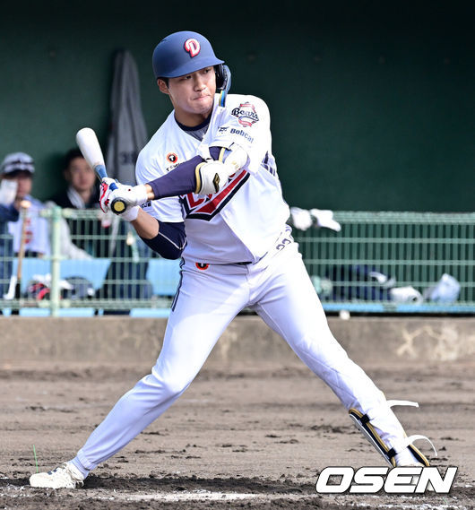 [OSEN=미야자키(일본), 지형준 기자] 두산 베어스가 1일 일본 미야자키 히사미네 야구장에서 자체 청백전를 가졌다.이날 두산은 팀 훈련이 예정됐지만, 2월 26일 롯데 자이언츠전 3회 우천 노게임에 이어 27일 지바롯데 마린스전까지 우천 취소되면서 실전 감각을 끌어올리고자 청백전이 긴급 편성됐다. 1회말 두산 김대한이 타석 자세를 취하고 있다. 2026.03.01 /jpnews@osen.co.kr