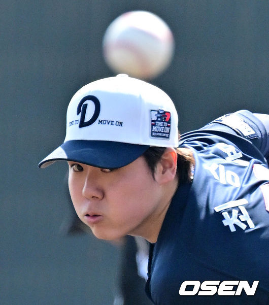 [OSEN=미야자키(일본), 지형준 기자] 두산 베어스가 1일 일본 미야자키 히사미네 야구장에서 자체 청백전를 가졌다.이날 두산은 팀 훈련이 예정됐지만, 2월 26일 롯데 자이언츠전 3회 우천 노게임에 이어 27일 지바롯데 마린스전까지 우천 취소되면서 실전 감각을 끌어올리고자 청백전이 긴급 편성됐다. 1회말 두산 최승용이 역투하고 있다. 2026.03.01 /jpnews@osen.co.kr