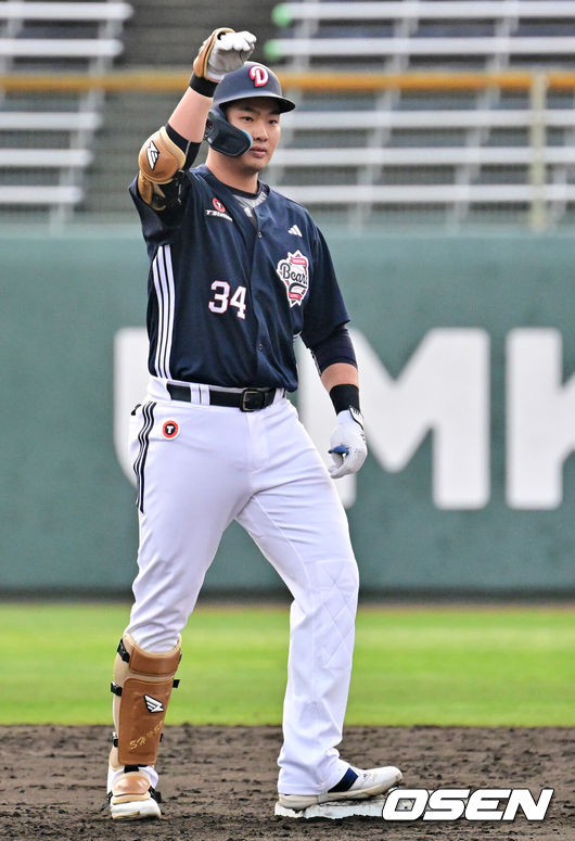 [OSEN=미야자키(일본), 지형준 기자] 두산 베어스가 25일 일본 미야자키 산마린 스타디움에서 일본프로야구 세이부 라이온스와의 구춘대회 첫 경기를 가졌다.호주 시드니 블랙타운 야구장에서 체력 및 전술 훈련 위주의1차 캠프를 마친 두산은 미야자키에서 '구춘대회'포함7차례 연습경기를 치른다.8회초 2사 1,3루에서 두산 홍성호가 2타점 적시 2루타를 날리며 기뻐하고 있다. 2026.02.25 /jpnews@osen.co.kr