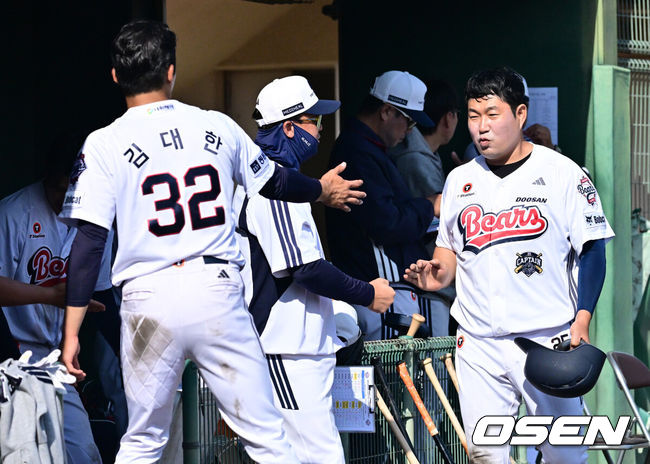 [OSEN=미야자키(일본), 지형준 기자] 두산 베어스가 1일 일본 미야자키 히사미네 야구장에서 자체 청백전를 가졌다.이날 두산은 팀 훈련이 예정됐지만, 2월 26일 롯데 자이언츠전 3회 우천 노게임에 이어 27일 지바롯데 마린스전까지 우천 취소되면서 실전 감각을 끌어올리고자 청백전이 긴급 편성됐다. 5회말 두산 양의지가 득점에 성공하며 기뻐하고 있다. 2026.03.01 /jpnews@osen.co.kr