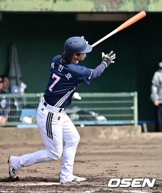 [OSEN=미야자키(일본), 지형준 기자] 두산 베어스가 1일 일본 미야자키 히사미네 야구장에서 자체 청백전를 가졌다.이날 두산은 팀 훈련이 예정됐지만, 2월 26일 롯데 자이언츠전 3회 우천 노게임에 이어 27일 지바롯데 마린스전까지 우천 취소되면서 실전 감각을 끌어올리고자 청백전이 긴급 편성됐다. 2회초 2사 1,3루에서 두산 박찬호가 2타점 적시 2루타를 날리고 있다. 2026.03.01 /jpnews@osen.co.kr