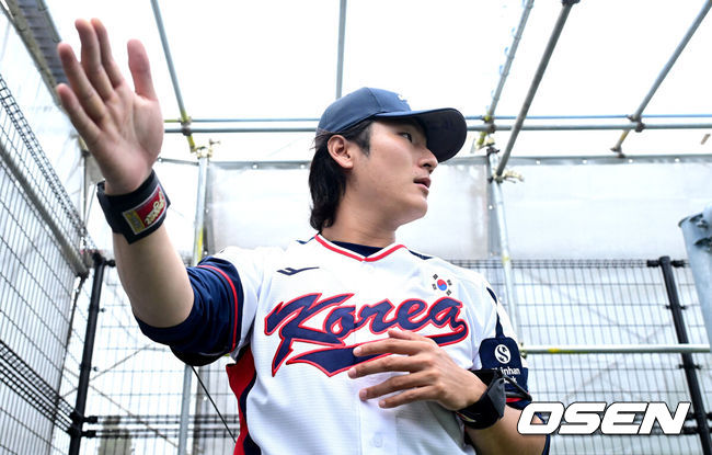 [OSEN=오키나와(일본), 최규한 기자] 2026 WBC(월드베이스볼클래식)를 준비하는 대한민국 야구 대표팀이 27일 일본 오키나와 가데나 야구장에서 훈련을 펼쳤다.야구 대표팀은 KT와 오키나와에서의 마지막 연습경기를 가지려 했으나 우천으로 취소돼 훈련만 진행했다.대표팀 곽빈이 불펜 피칭을 준비하고 있다. 2026.02.27 / dreamer@osen.co.kr