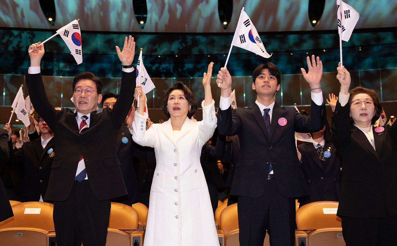 이재명 대통령과 김혜경 여사가 1일 오전 서울 코엑스에서 열린 제107주년 3.1절 기념식에서 만세삼창을 하고 있다. 전민규 기자