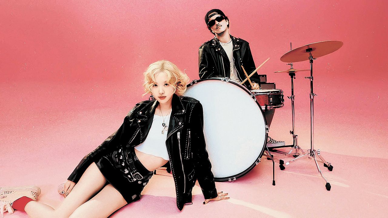 걸그룹 블랙핑크 로제와 팝스타 브루노 마스. 연합뉴스