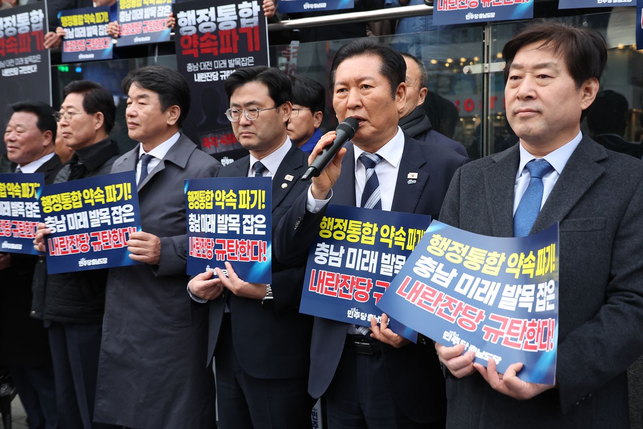 더불어민주당 정청래 대표가 1일 충남 천안시 신부동 거리에서 열린 '충남대전 미래 말살하는 매향 5적 규탄대회'에서 발언을 하고 있다. 연합뉴스 