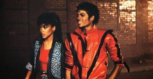 마이클 잭슨(오른쪽). '스릴러' 뮤직비디오 스틸컷.