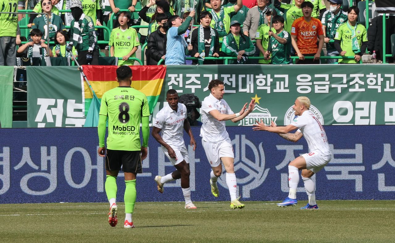 디펜딩 챔피언 전북을 상대로 득점하고 기뻐하는 부천 선수들. 뉴스1