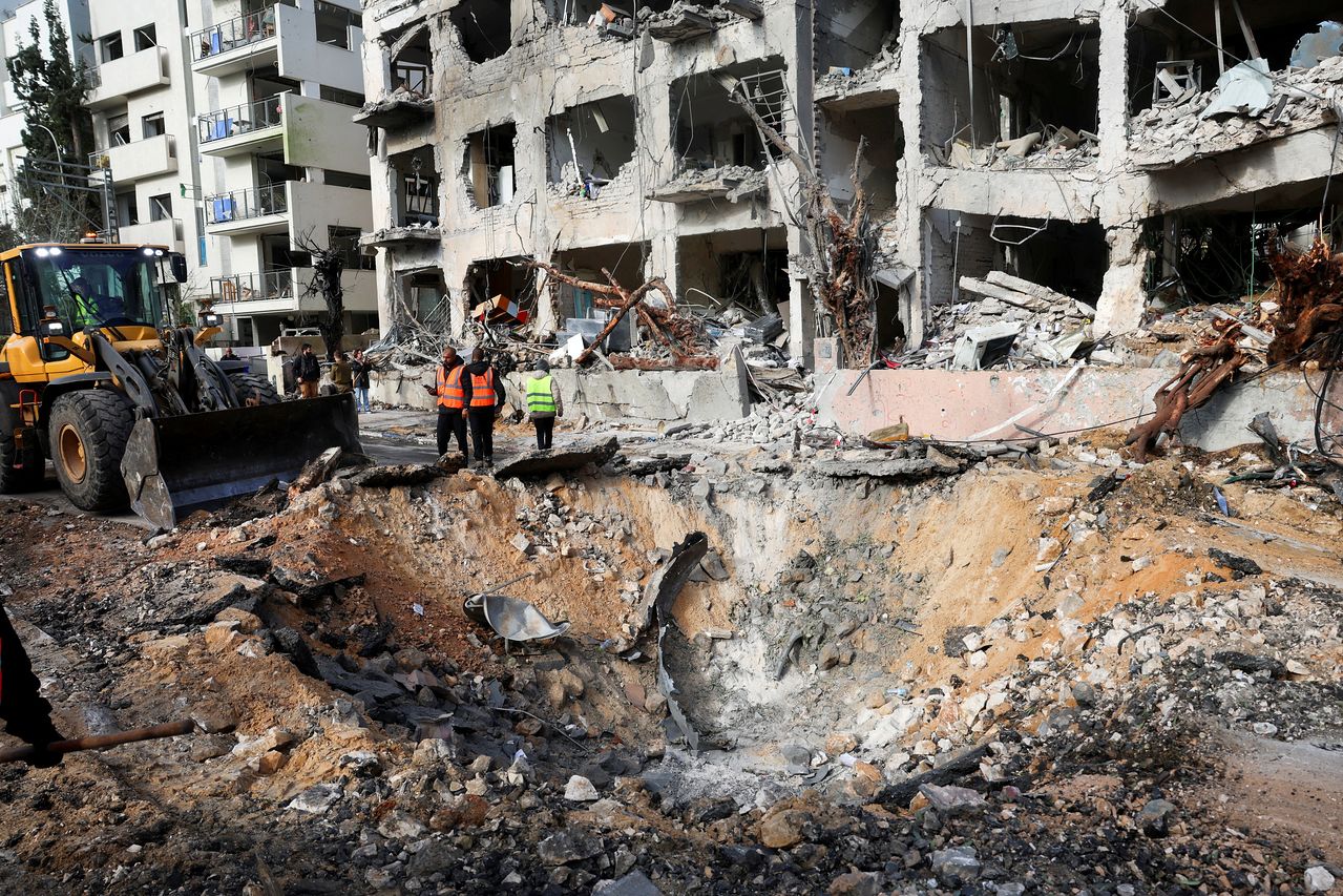 1일(현지시간) 이스라엘 텔아비브에서 이란의 미사일 공격으로 주거용 건물이 피해를 입은 뒤 긴급 구조대가 인근에 서 있다. 이란은 미국·이스라엘의 군사 공격에 대한 보복으로 대규모 미사일을 발사했다. 로이터=연합뉴스 