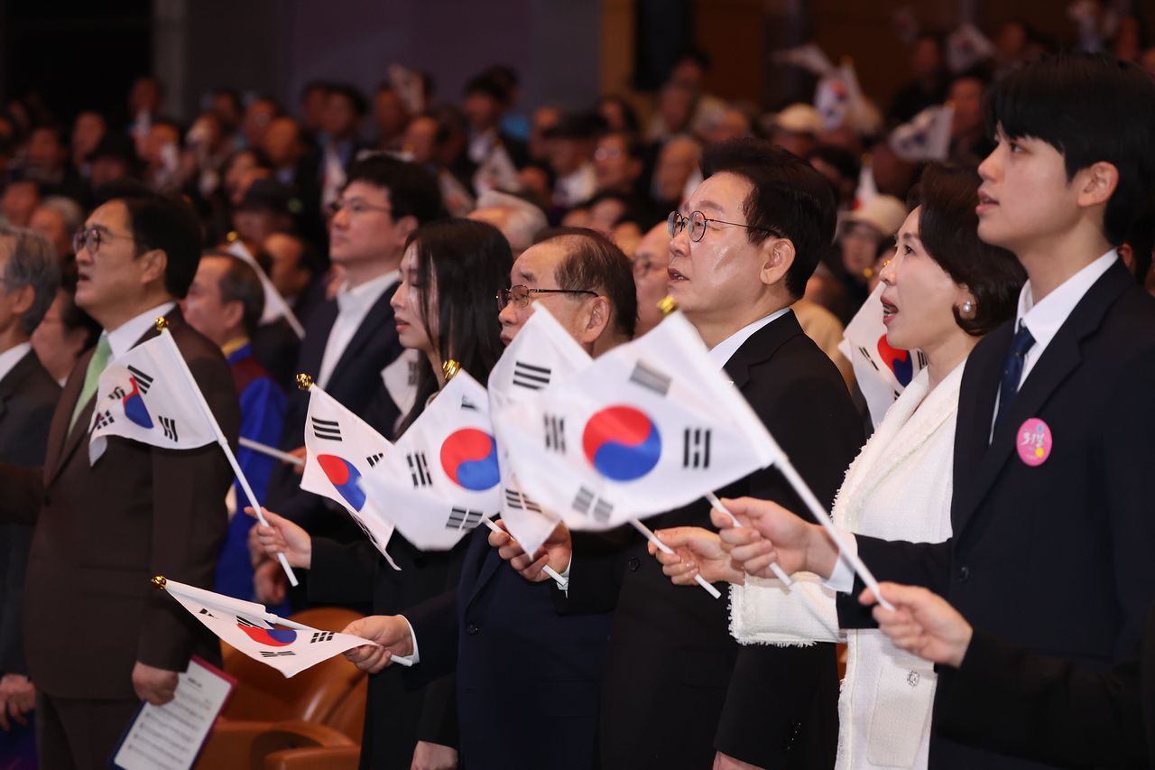 이재명 대통령과 김혜경 여사가 1일 오전 서울 코엑스에서 열린 제107주년 3.1절 기념식에 참석해 3.1절 노래를 제창하고 있다. 전민규 기자