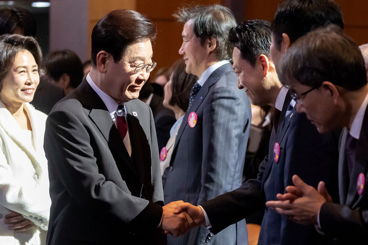 이재명 대통령이 1일 오전 서울 코엑스에서 열린 제107주년 3.1절 행사에서 장동혁 국민의힘 대표와 악수를 하고 있다. 20260301 청와대사진기자단 / 중앙일보 전민규