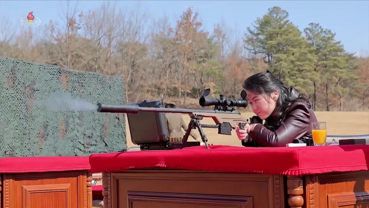 김정은 북한 국무위원장이 지난 27일 당 중앙위원회 본부에서 주요 지도간부와 군사지휘관들을 만나 '특별히 준비한' 선물인 신형 저격수보총(소총)을 수여한 가운데, 김 위원장의 딸 주애가 야외 사격장에서 저격소총을 조준 사격하는 모습을 조선중앙TV가 28일 방영했다. 조중통TV=연합뉴스