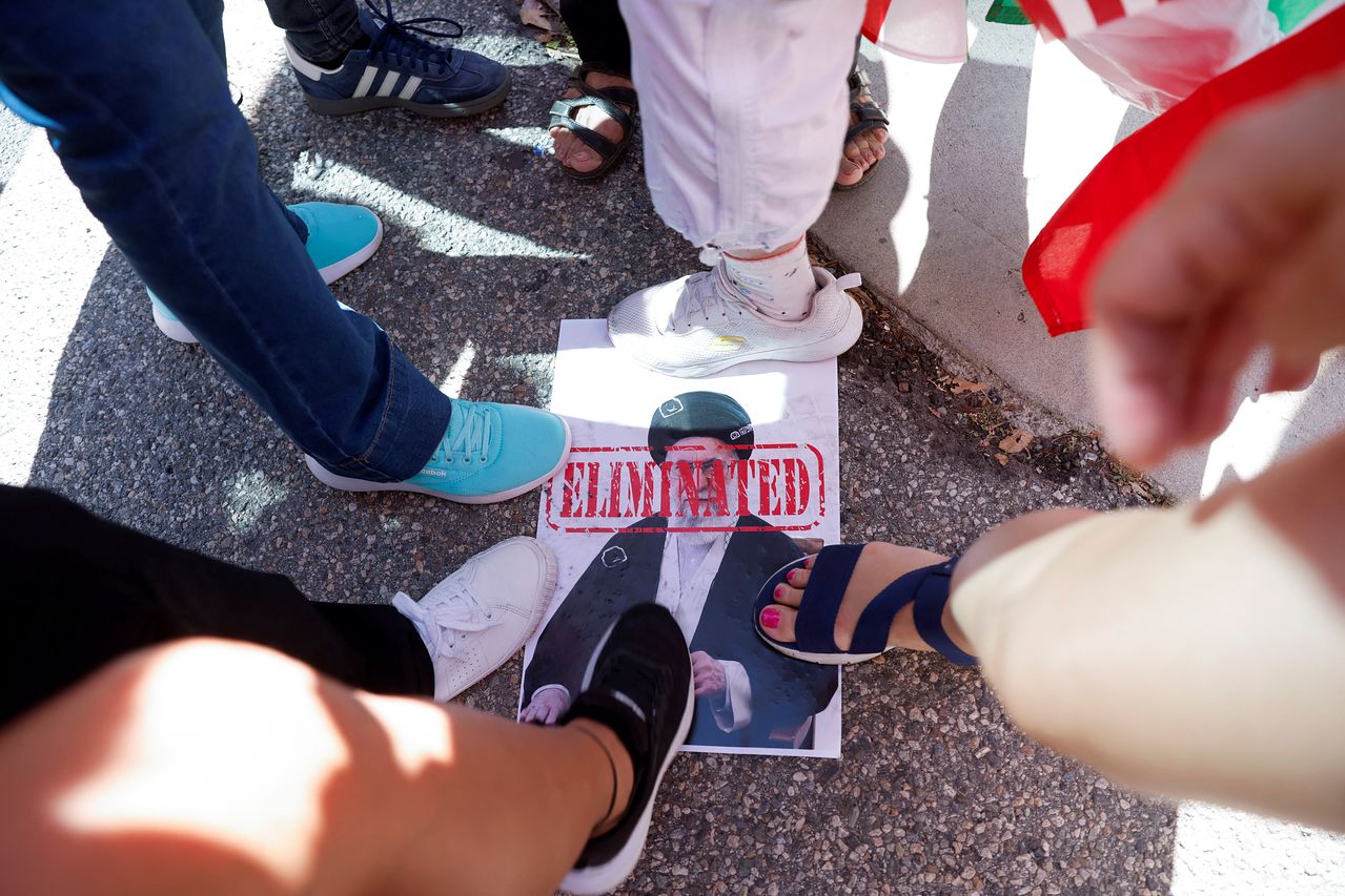 지난달 28일(현지시간) 미국 로스앤젤레스에서 시위자들이 알리 하메네이 이란 최고지도자의 사진을 밟고 있다. 로이터=연합뉴스