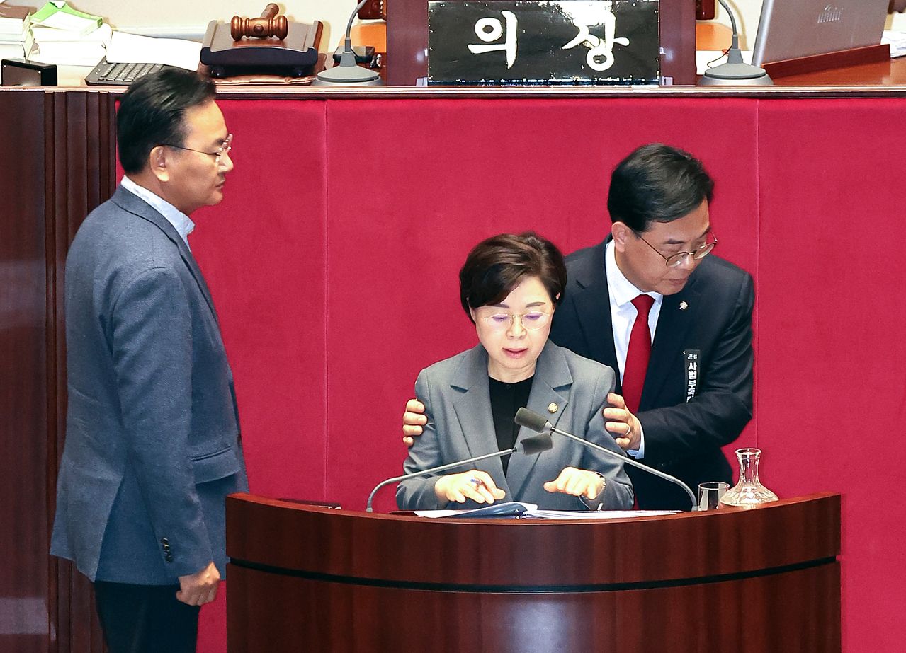 국민의힘 송언석 원내대표가 1일 국회 본회의장에서 국민투표법 전부개정법률안(대안)에 대한 무제한토론을 하고 있던 김정재 의원에게 토론 중단을 요청한 뒤 단상을 내려가고 있다. 연합뉴스 
