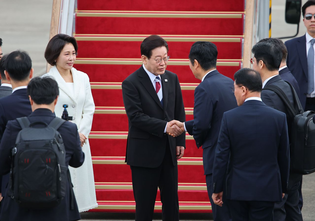 싱가포르·필리핀 국빈 방문에 나서는 이재명 대통령과 김혜경 여사가 1일 오전 경기 성남시 서울공항에서 공군 1호기에 탑승에 앞서 환송 나온 정청래 더불어민주당 대표와 인사를 하고 있다.[청와대사진기자단]