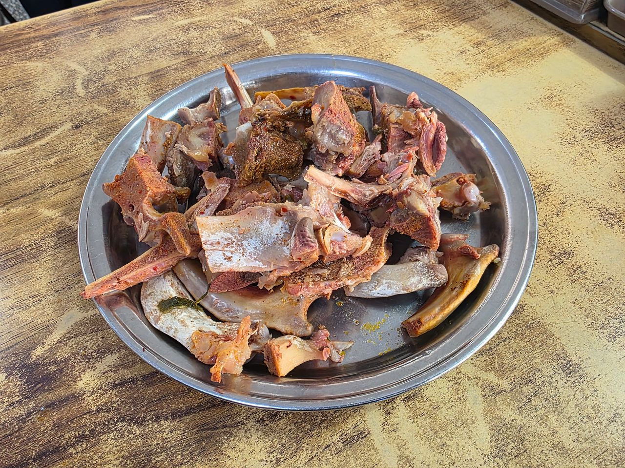 망원동 일등식당의 뼈해장국 두 그릇에서 나온 뼈. 고기와 뼈가 전혀 힘들이지 않고 깔끔하게 분리된다. 사진 송원섭 기자.