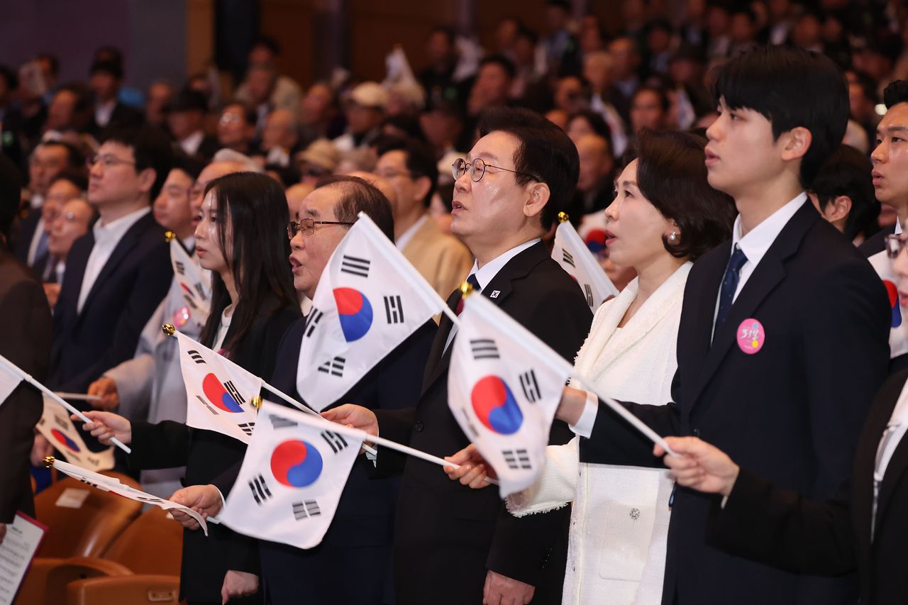 이재명 대통령과 김혜경 여사가 1일 오전 서울 코엑스에서 열린 제107주년 3.1절 기념식에 참석해 3.1절 노래를 제창하고 있다. 20260301 청와대사진기자단