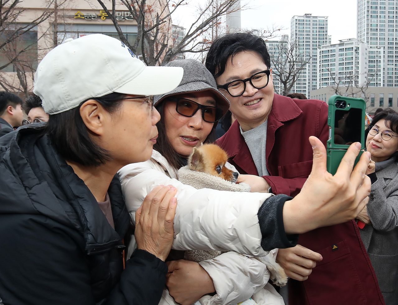 한동훈 전 국민의힘 대표(오른쪽)가 26일 오후 대구 북구 삼성창조캠퍼스를 찾아 지역 주민과 기념촬영을 하고 있다. 뉴스1