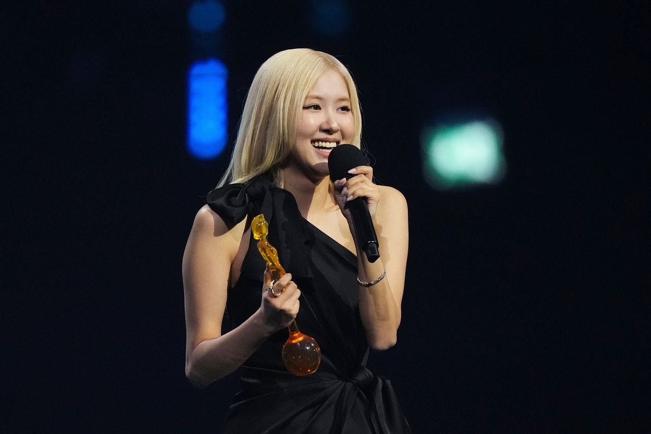 로제가 지난달 28일(현지 시간) 영국 브릿 어워즈에서 '인터내셔널 아티스트 오브 더 이어'를 수상한 뒤 소감을 말하고 있다. [AP=연합뉴스]