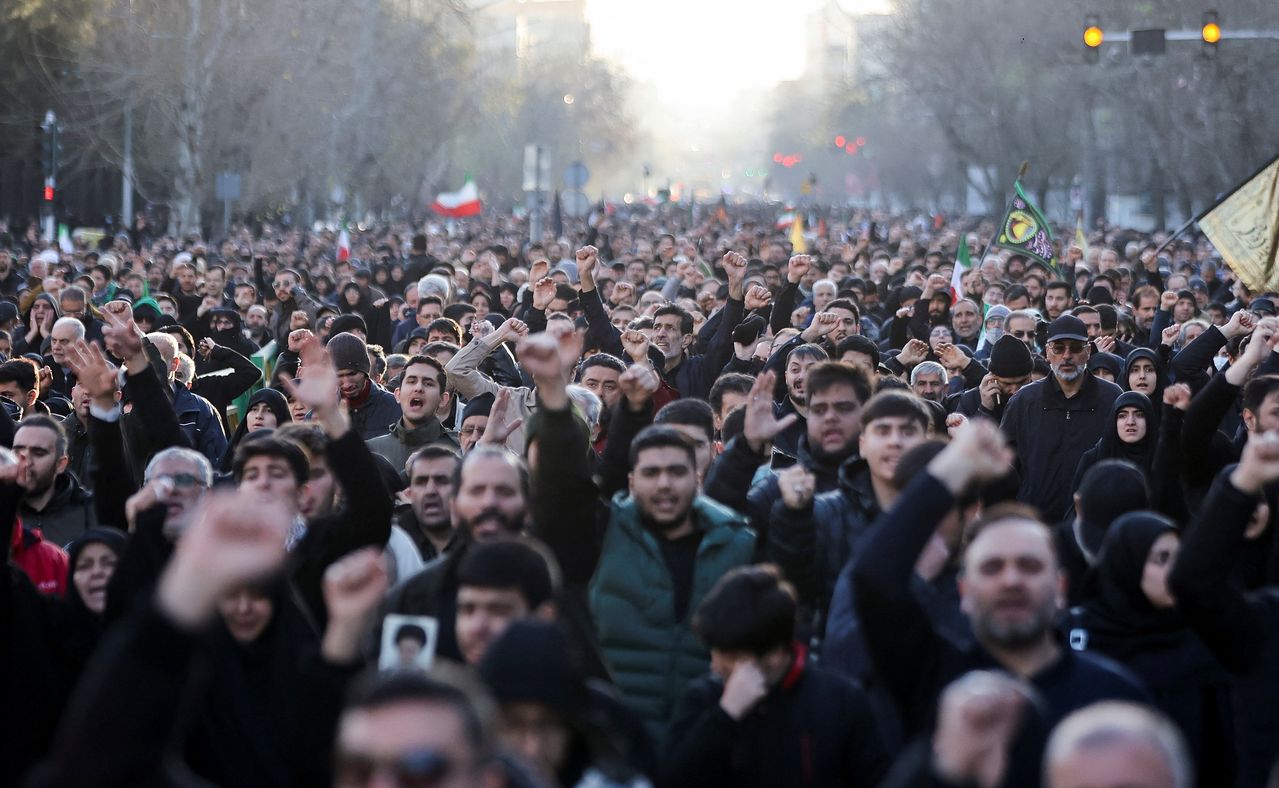 현지시간 1일, 이란 테헤란에서 이스라엘과 미국의 공습으로 이란 최고 지도자 아야톨라 알리 하메네이가 사망한 후 사람들이 집회를 열고 있다. 로이터=연합뉴스