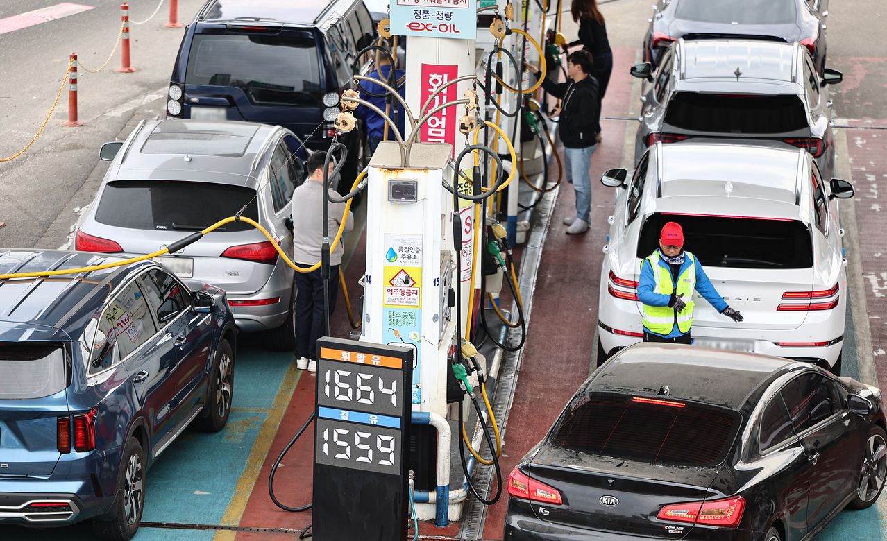 1일 서울 서초구 경부고속도록 만남의광장 주유소에서 시민들이 주유하는 모습. 뉴스1
