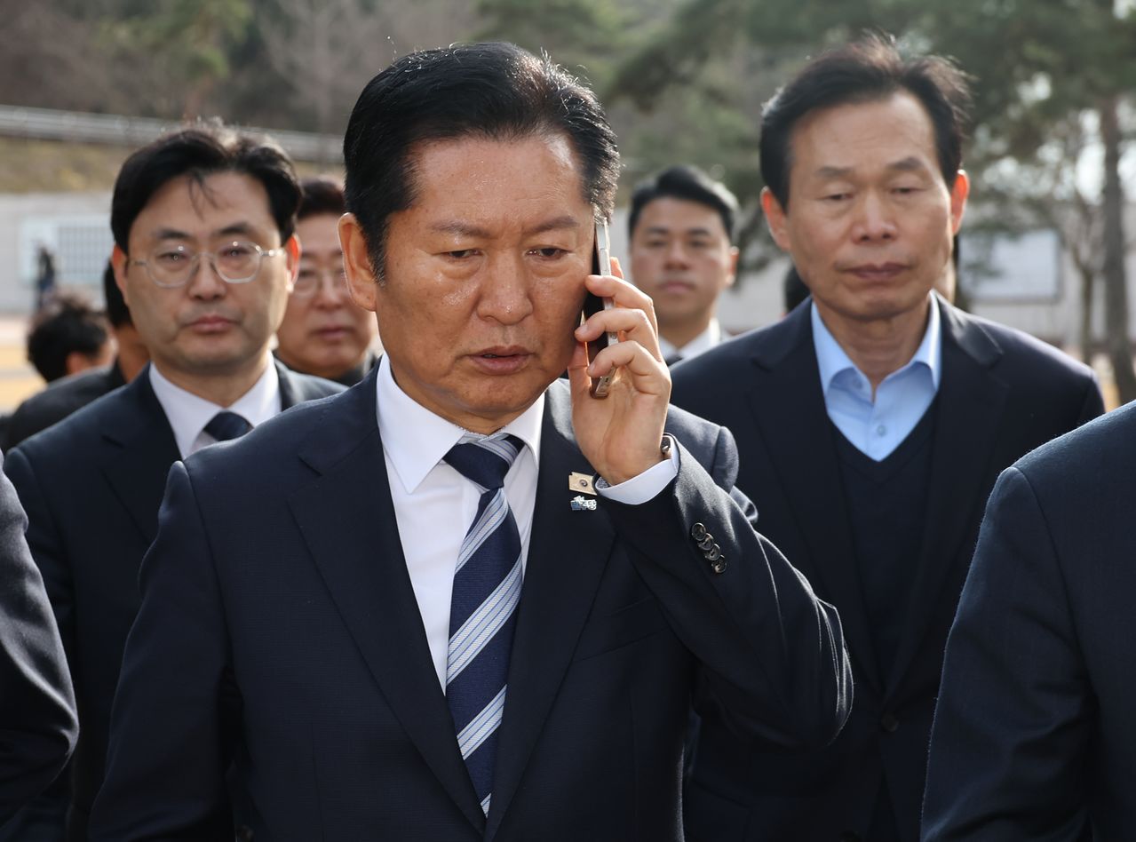  더불어민주당 정청래 대표가 3·1운동 107주년인 1일 충남 천안시 동남구 병천면 유관순 열사 추모각을 참배한 뒤 국민의힘 필리버트터 중단과 관련한 소식을 접하고 통화를 하고 있다.  연합뉴스