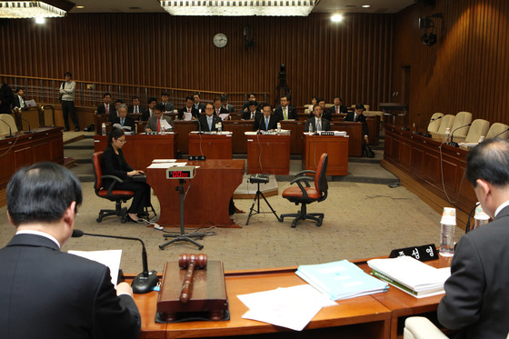 국회사법제도개혁특별위원회 제12차 회의가 2011년 4월 1일 국회에서 열리고 있다. 중앙포토