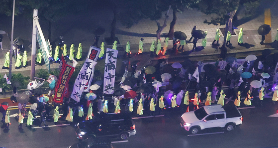 윤석열 전 대통령을 지지하는 보수 성향의 단체들이 지난해 9월 19일 서울 명동에서 집회가 제한되자 종각 인근에서 ‘반중 시위’ 행진을 하고 있다. 중국인 관광객들이 많고 주한 중국대사관이 위치한 서울 명동에서 집회가 제한되자 인근 도심에서 행진이 열린 것이다. 김민석 국무총리는 이날 경찰청장 직무대행에게 “필요시 집회 및 시위에 관한 법률과 경찰관직무집행법 등에 따라 강력하게 조치하라”고 지시하기도 했다. 뉴스1