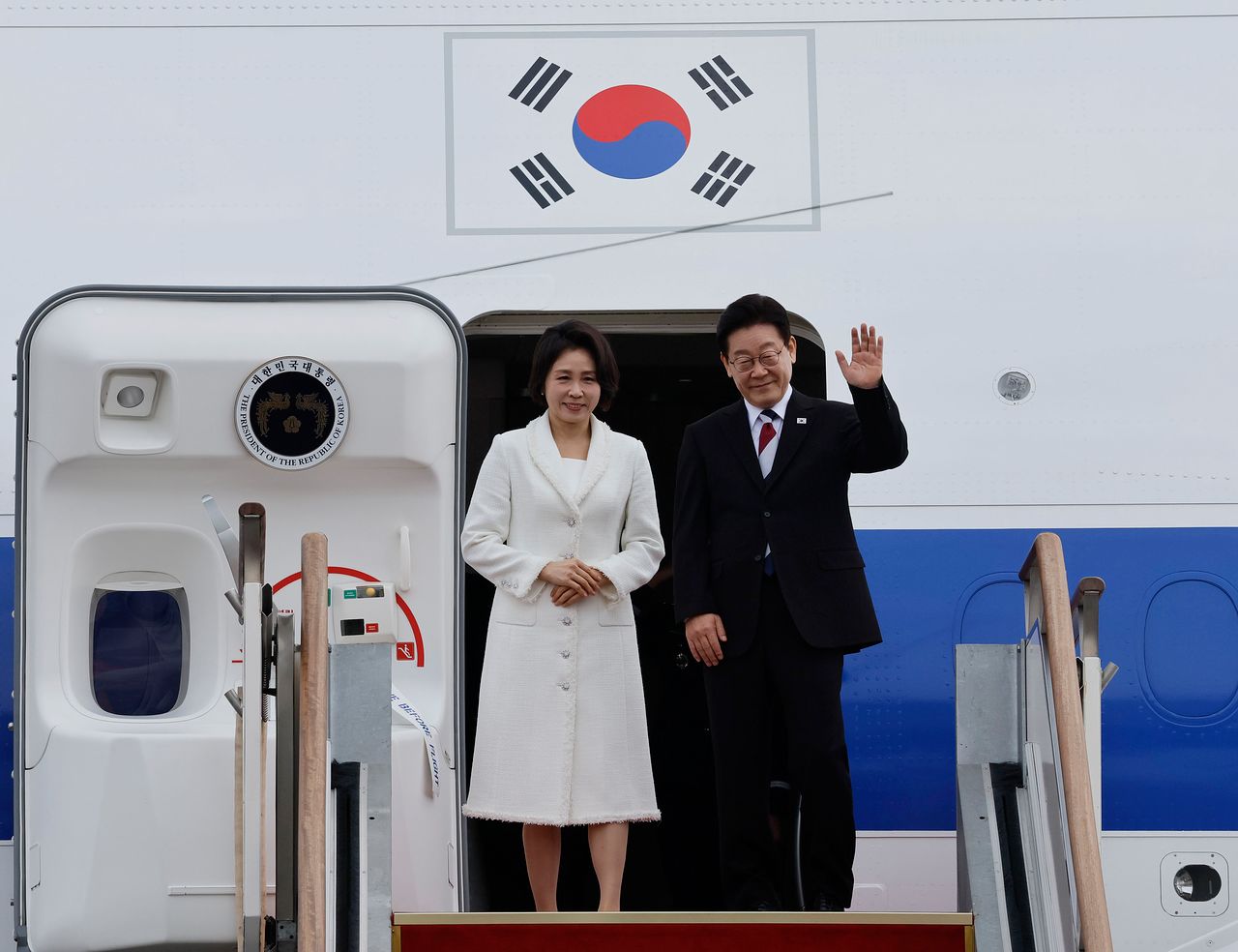 싱가포르·필리핀 국빈 방문에 나서는 이재명 대통령과 김혜경 여사가 1일 오전 경기 성남시 서울공항에서 출국에 앞서 환송객들에게 손을 흔들고 있다. [청와대사진기자단]